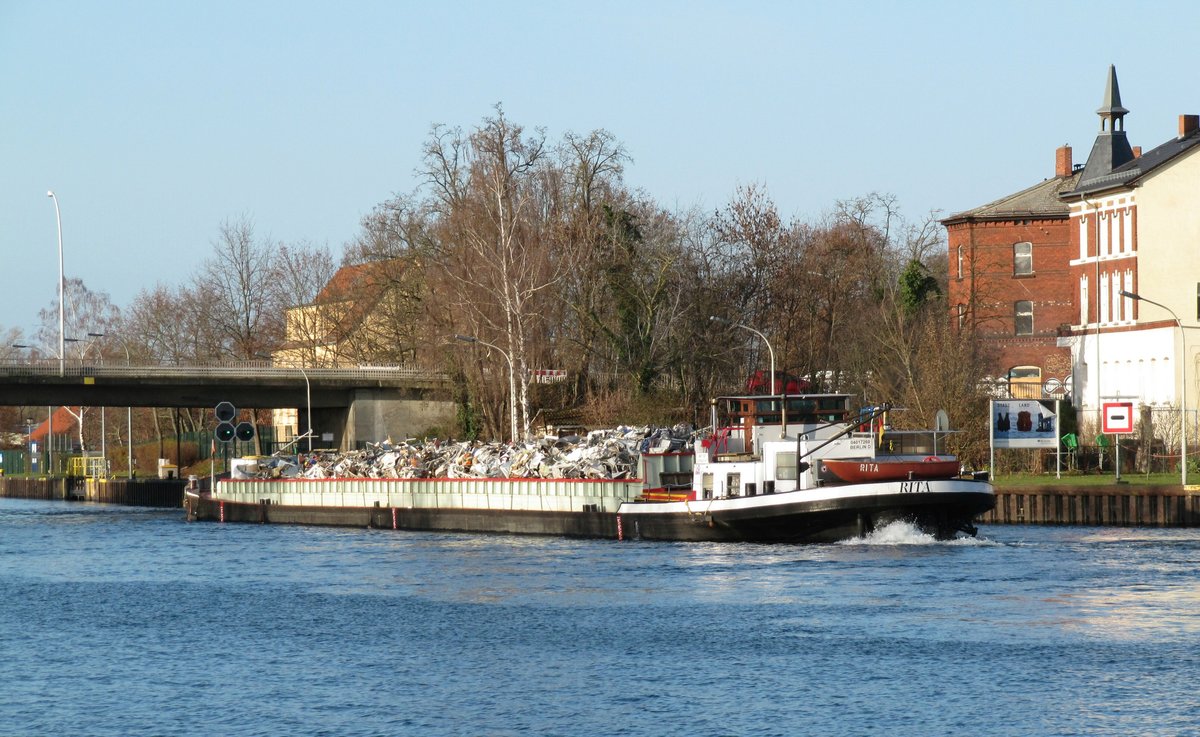 GMS Rita (04017260 , 76 x 9m) am 10.12.2019 bei der Einfahrt in die Schleuse Brandenburg/Havel zu Tal.