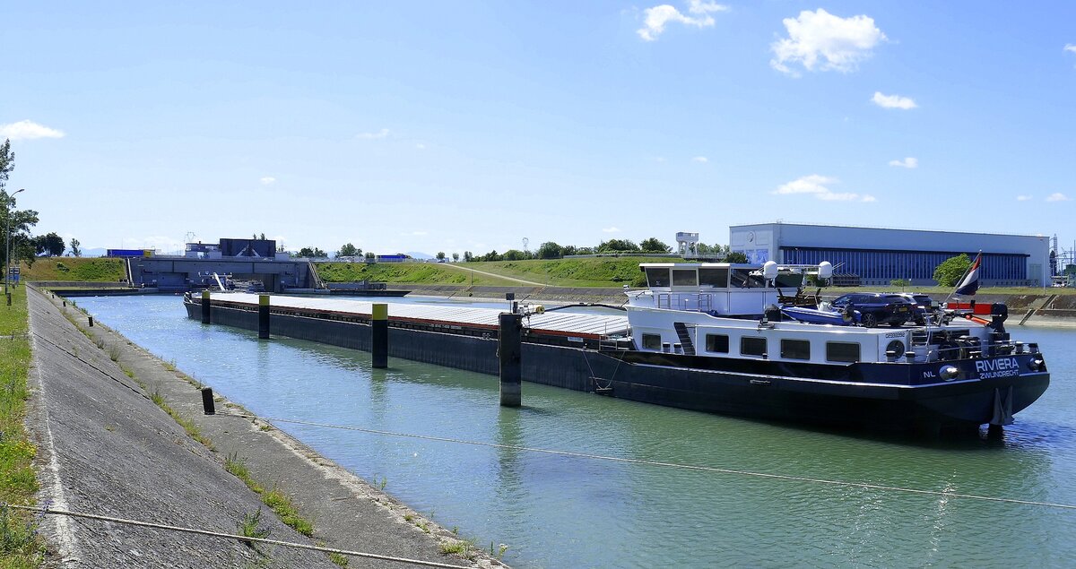 GMS Riviera, ENI 02333392 rheinaufwärts, in Wartestellung vor der Staustufe Vogelgrün/Elsaß, Heckansicht, Juni 2025