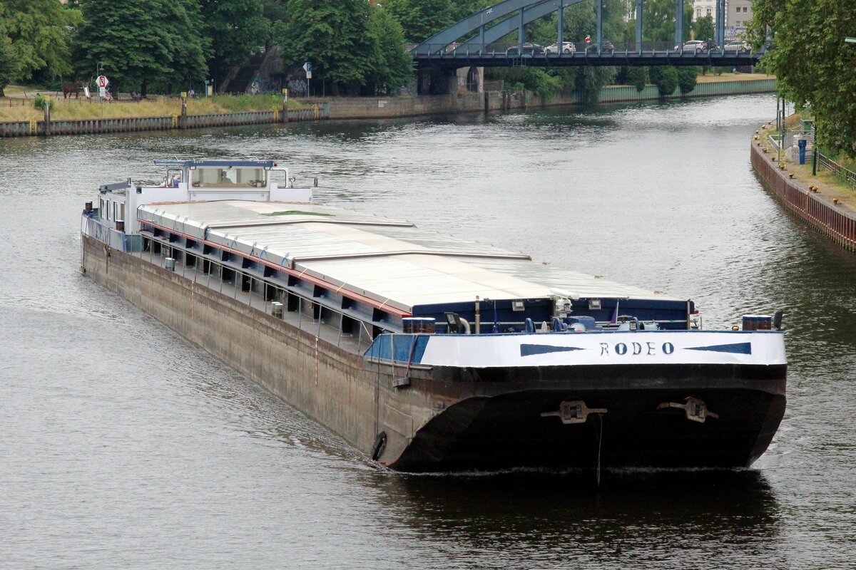 GMS  RODEO  (02323640 , 80 x 9m) am 29.06.2021 in Berlin-Spandau auf Höhe der Spreemündung auf  HAVEL-Bergfahrt unterhalb der Schleuse Spandau.