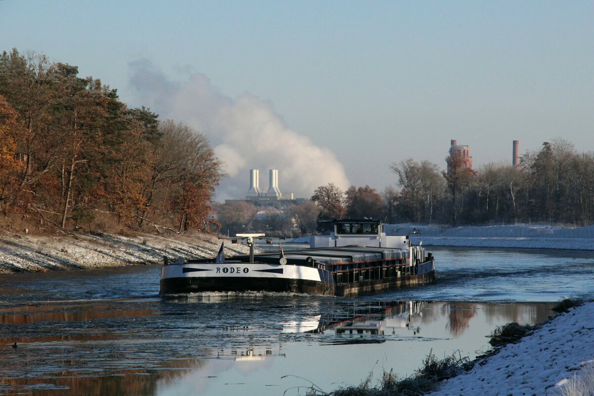 GMS RODEO  (02323640 , 80 x 9m) am 15.12.2022 im  ELBE-HAVEL-KANAL zw. dem Wendsee und der Schleuse Wusterwitz auf Talfahrt.