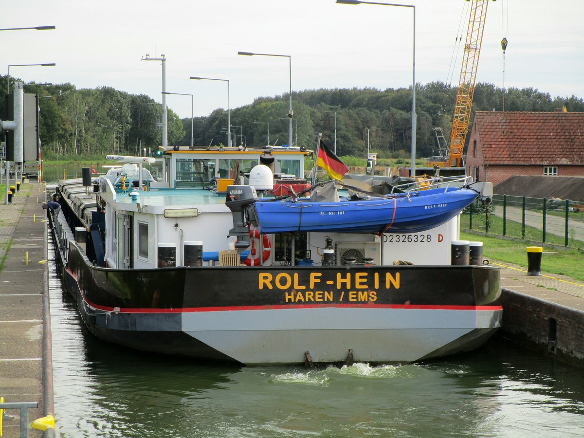 GMS  ROLF-HEIN  (02326328 , 100 x 9,5m) am 02.10.2020 bei der Ausfahrt aus der SCHLEUSE VENHAUS  /  DORTMUND-EMS-KANAL  zu Berg. 