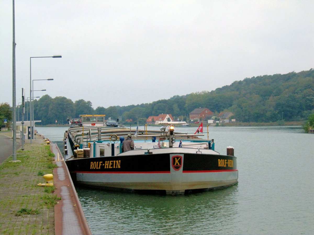 GMS  ROLF-HEIN  (02326328 , 100 x 9,5m) hatte vom 02. auf den 03.10.2020 im  DORTMUND-EMS-KANAL  Höhe Bergeshövede übernachtet und setzte seine Reise fort. Im Hintergrund das Nasse Dreieck.