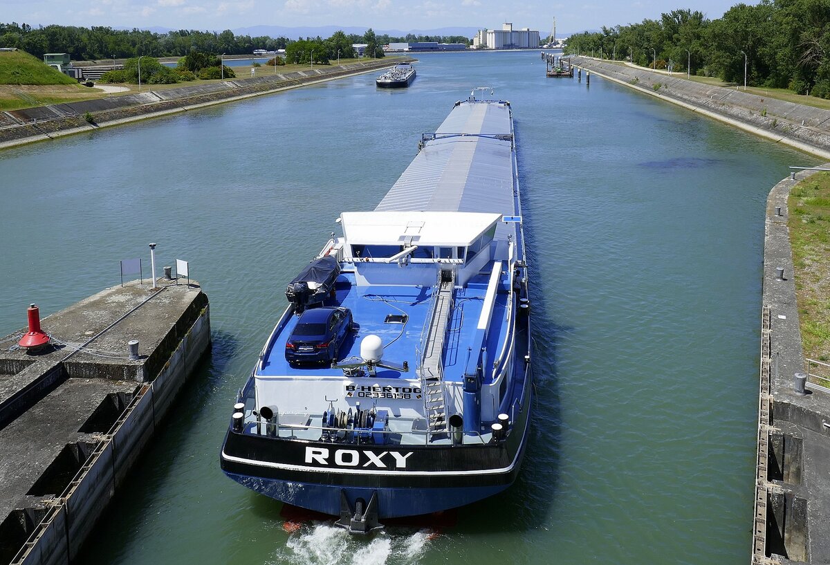 GMS ROXY ENI 02336158, verl��t die Schleuse Vogelgr�n/Elsa� rheinabw�rts, Mai 2026