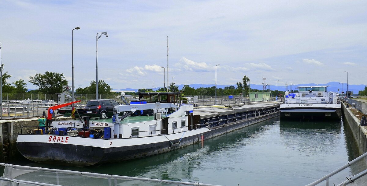 GMS Saale, ENI 04003460, und GMS La Camargue, ENI 02322305, werden in der Schleuse Vogelgrün/Elsaß rheinaufwärts geschleust, Juli 2025