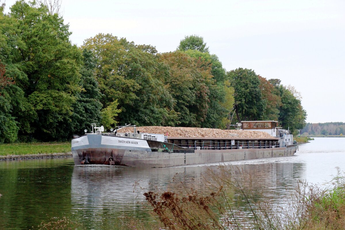 GMS  SACHSENHAGEN  (05501870 , 80 x 8,2m)  befuhr am 04.10.2021 den Sacrow-Paretzer-Kanal  /  UNTERE HAVEL-WASSERSTRASSE  zw. Schlänitzsee u. Marquardt zu Berg nach Berlin.