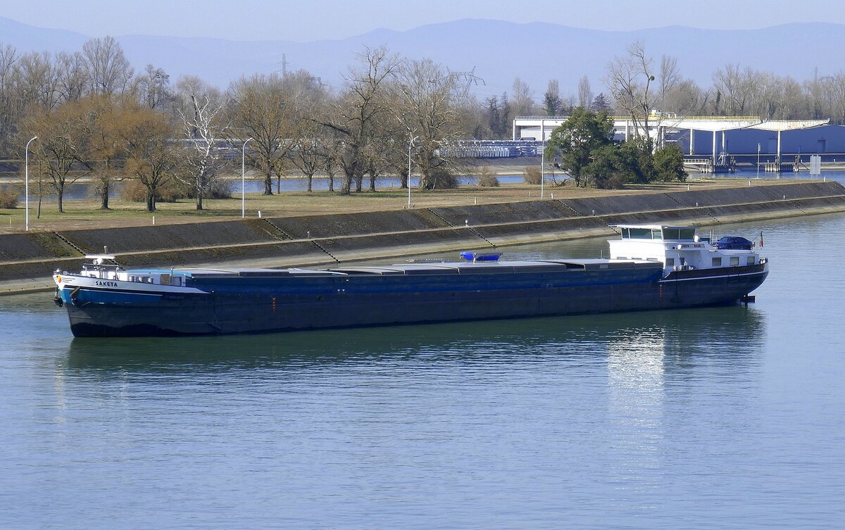 GMS Saketa, rheinaufwärts, wartet an der Staustufe Vogelgrün/Elsaß auf die Schleusung, März 2025