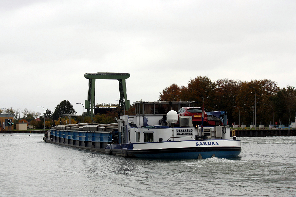 GMS SAKURA (ENI:02323840) L.73m B.8,21m T 1052 Baujahr 1965 am 24.10.2020 auf dem DEK Einfahrt Schleuse in Datteln.