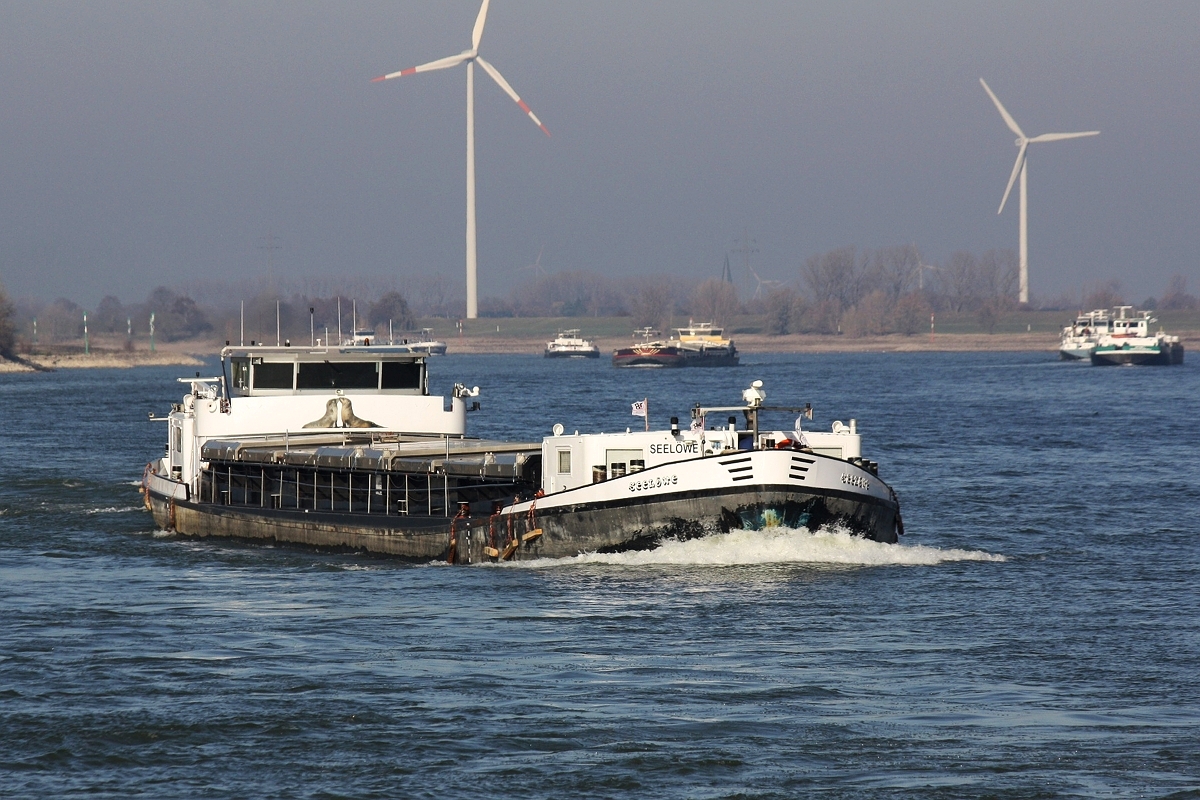 GMS Seelöwe (ENI:02323399)Baujahr 1958 Maschine Caterpillar 1300 PS  am 15.11.2018 zu Berg bei Xanten.