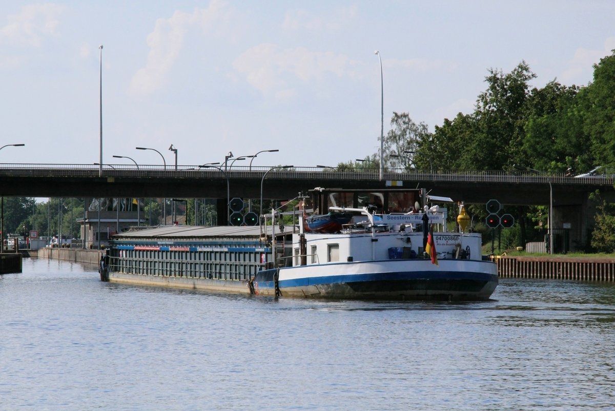 GMS SEESTERN (04700860 , 80 x 9m) am 19.08.2020 bei der Einfahrt in die Südkammer der Schleuse Brandenburg zu Tal.