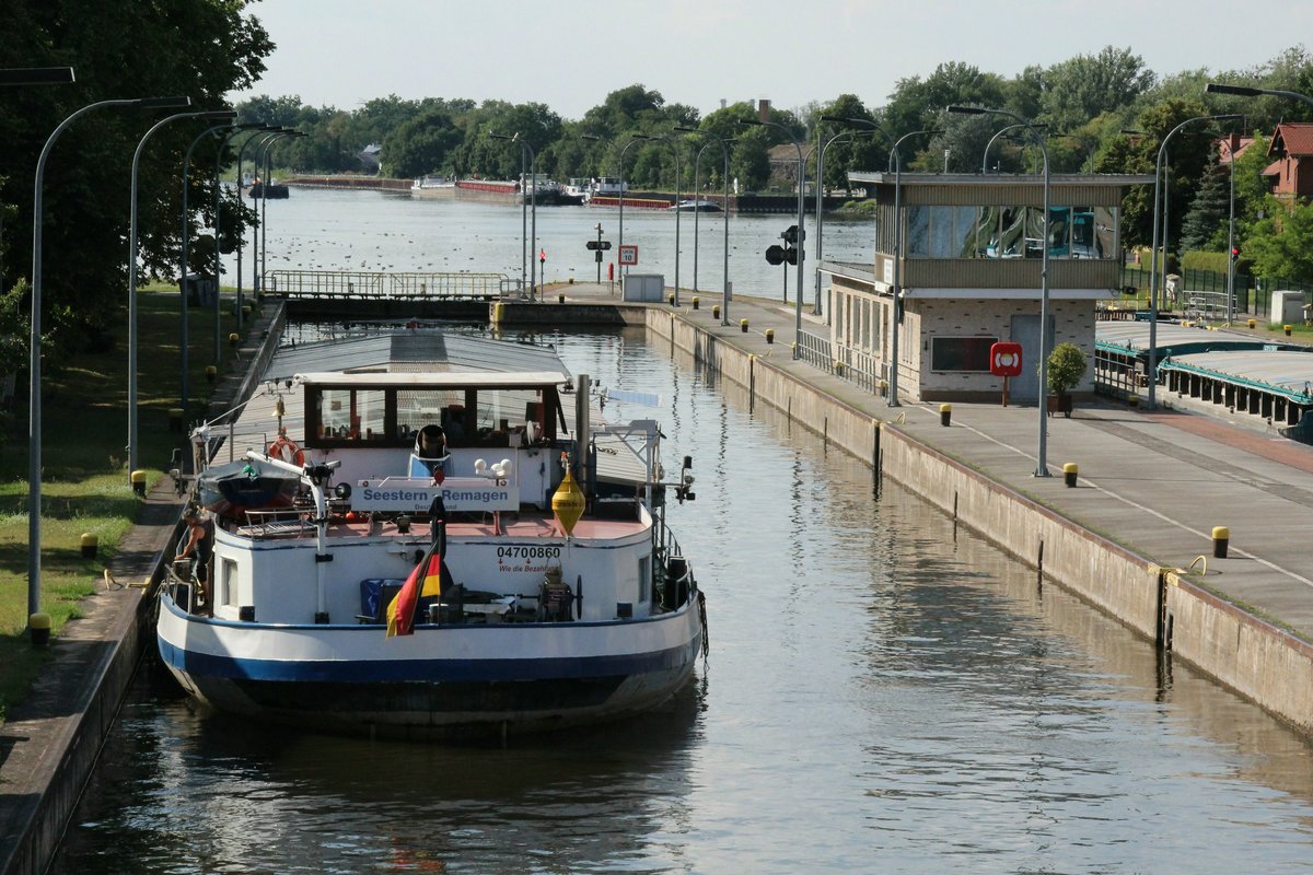 GMS SEESTERN (04700860 , 80 x 9m) am 19.08.2020 in der Südkammer der SCHLEUSE BRANDENBURG / HAVEL. Das GMS wurde zu Tal geschleust.