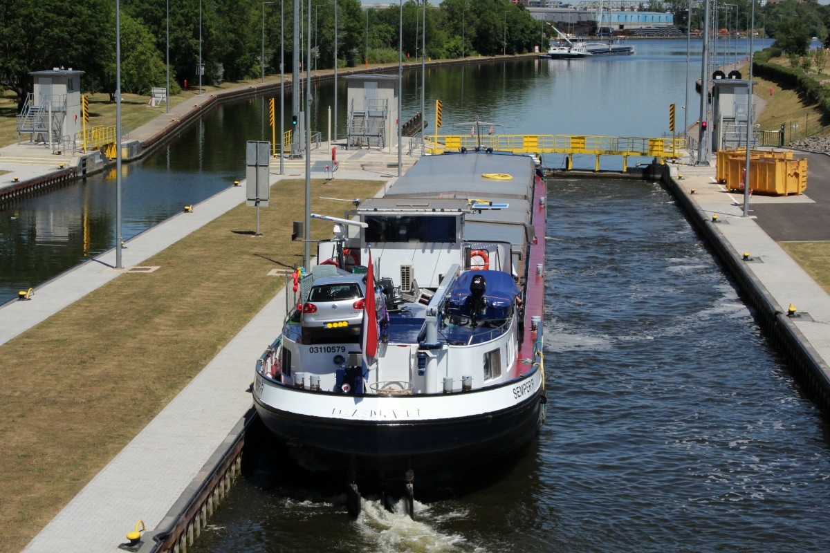 GMS SEMPER FI (03110579 , 67 x 7,20m) am 10.07.2015 bei der Bergschleusung in der Südkammer der Main-Schleuse Eddersheim.