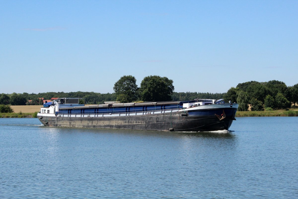 GMS Semper FI (03110579 , 67 x 7,2m) am 19.07.2016 im Mittellandkanal am Abzweig des Elbeseitenkanales mit Fahrtrichtung WOB.