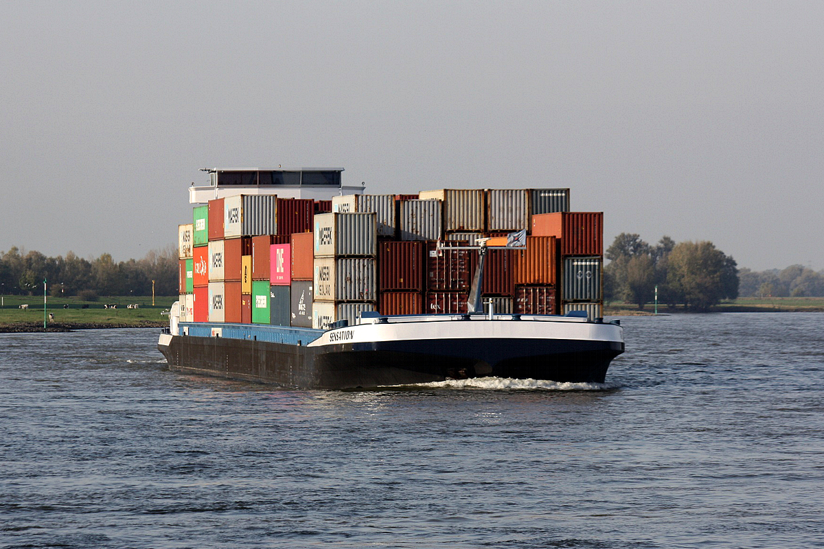 GMS Sensation (ENI:02326239) L.135m B.17,10 T.5008 TEU.502 CMS Sensation bei Xanten am 23.10.2019 auf dem Rhein zu Berg.