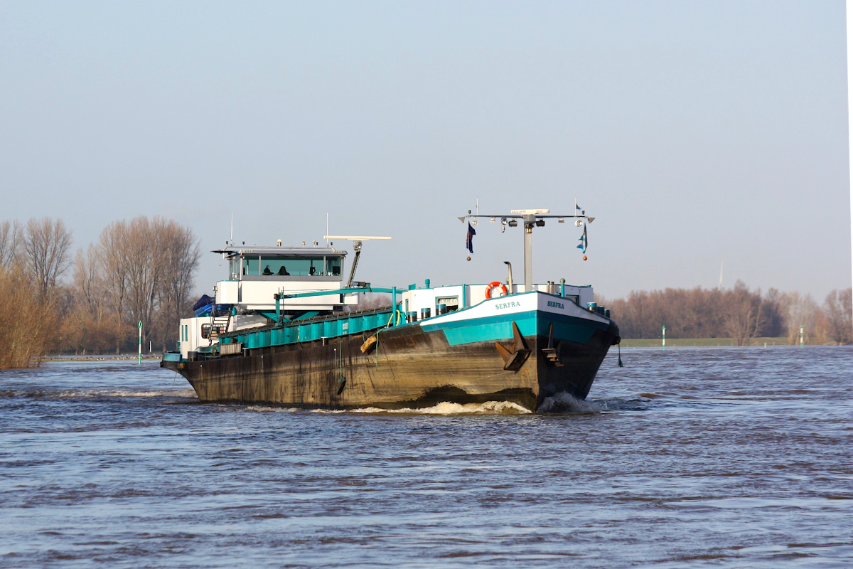 GMS SERFRA (ENI:02313520) L.67 m B. 8,20 m t 850 Flagge Niederlande Baujahr 1947 am 06.01.2022 auf dem Rhein in Xanten zu Berg.