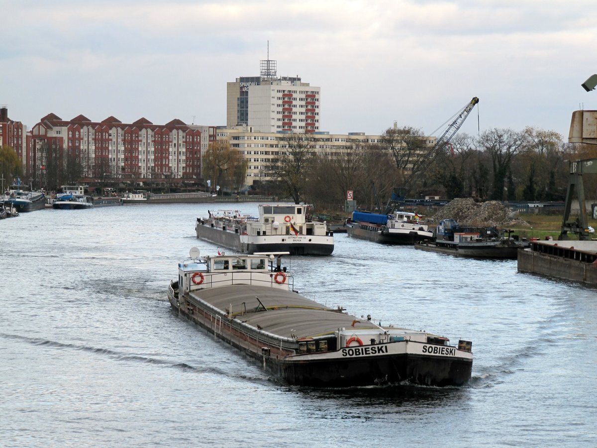 GMS Sobieski (02300232 , 67 x 8,20m) am 27.11.2017 auf der Havel in Berlin-Spandau zu Tal.