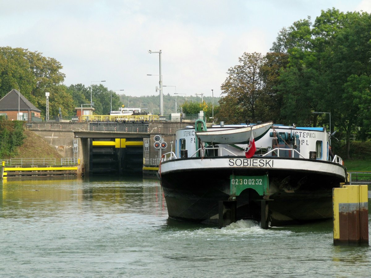 GMS SOBIESKI (02300232 , 67 x 8,20m) wartete am 30.09.2020 im Unterwasser der SCHLEUSE BEVERGERN / DORTMUND-EMS-KANAL auf die Bergschleusung.