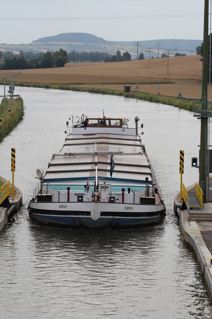 GMS Sophie (04305240 , 86 x 10m) fuhr am 28.07.2013 zur Talschleusung in die Main-Schleuse Harrbach ein.