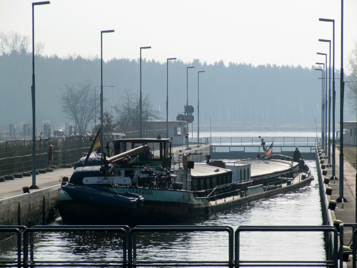 GMS Spardera (04008570 , 63 x 6,24) im Gegenlicht nach der Bergschleusung in der Schleuse Zerben (EHK) am 14.03.2014.