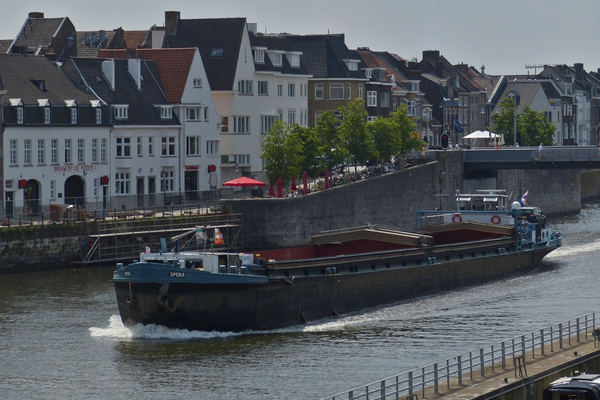 GMS SPERA, (ENI 02007667), auf der Maas zu Tal in Maastricht. 06.2021