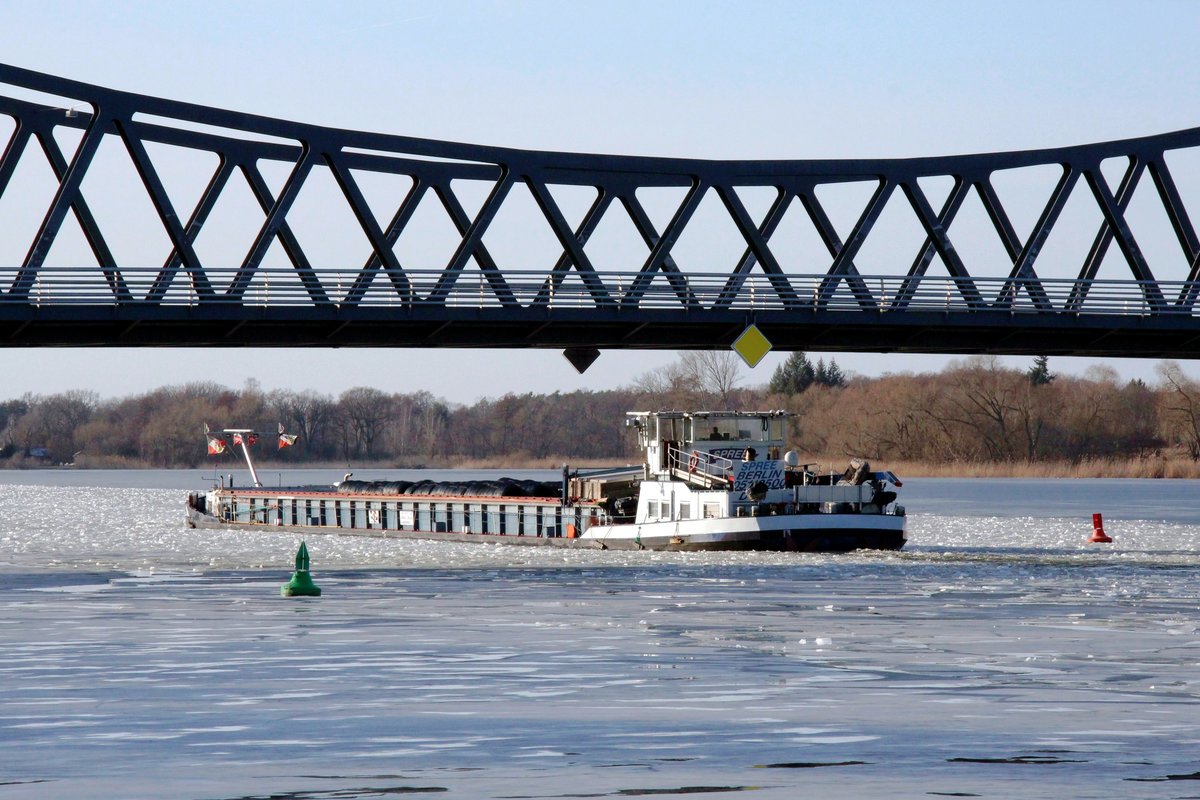 GMS  SPREE  (05110500 , 85 x 9,57m) am 19.02.2021 beim Unterqueren der Seegartenbrücke im WENDSEE / ELBE-HAVEL-KANAL auf Talfahrt.