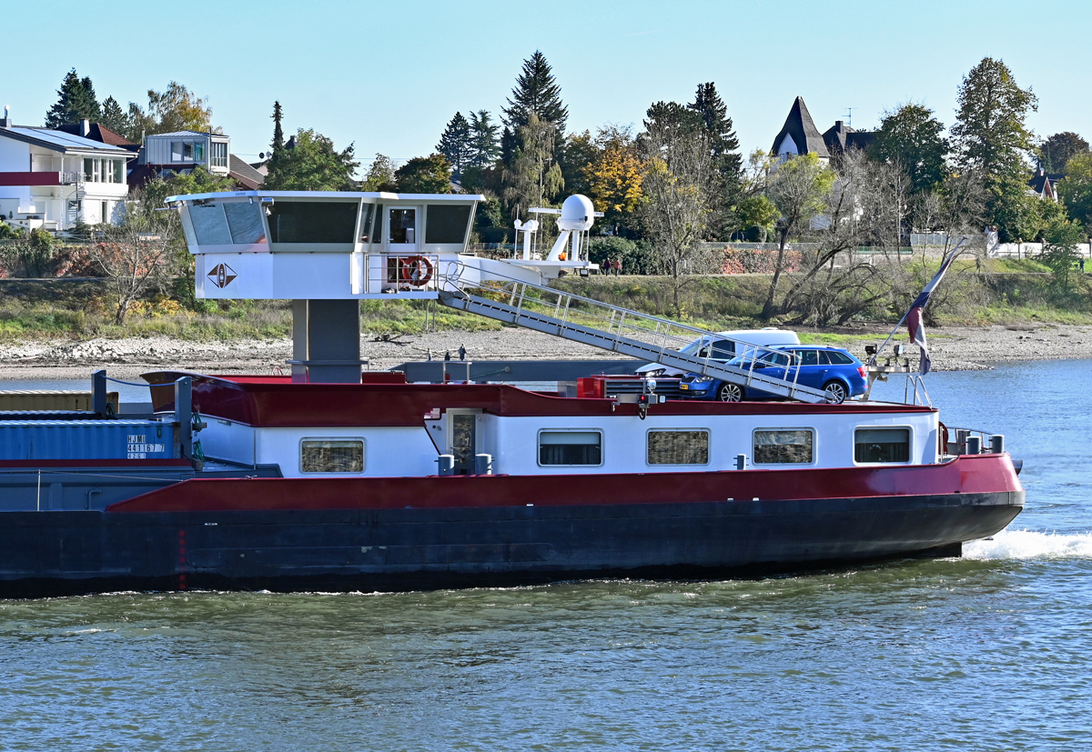 GMS ST. ANTONIUS II, Brücke mit Kajüte und PKW`s - Rhein bei Unkel 24.10.2021 