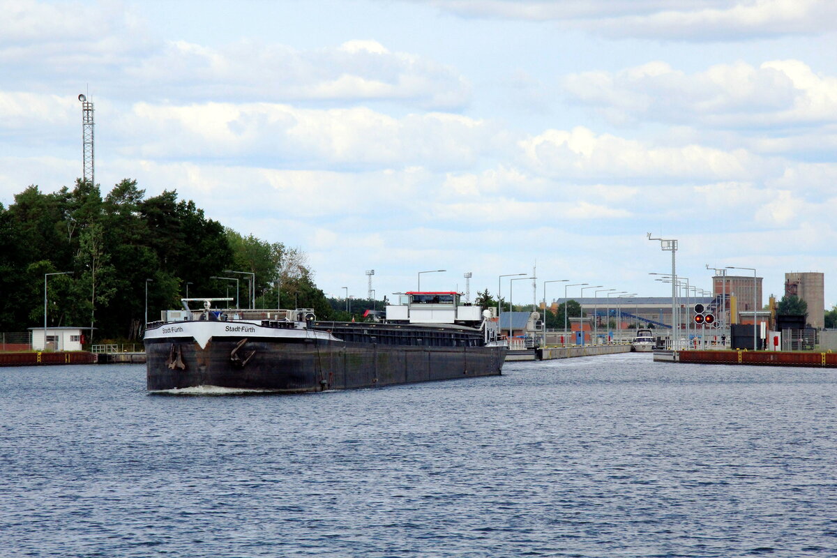 GMS  STADT-FÜRTH  (04003910 , 100 x 9m) am 24.08.2021 beim Verlassen der  SCHLEUSE ZERBEN / ELBE-HAVEL-KANAL mit Fahrtrichtung Wasserstrassenkreuz MD.