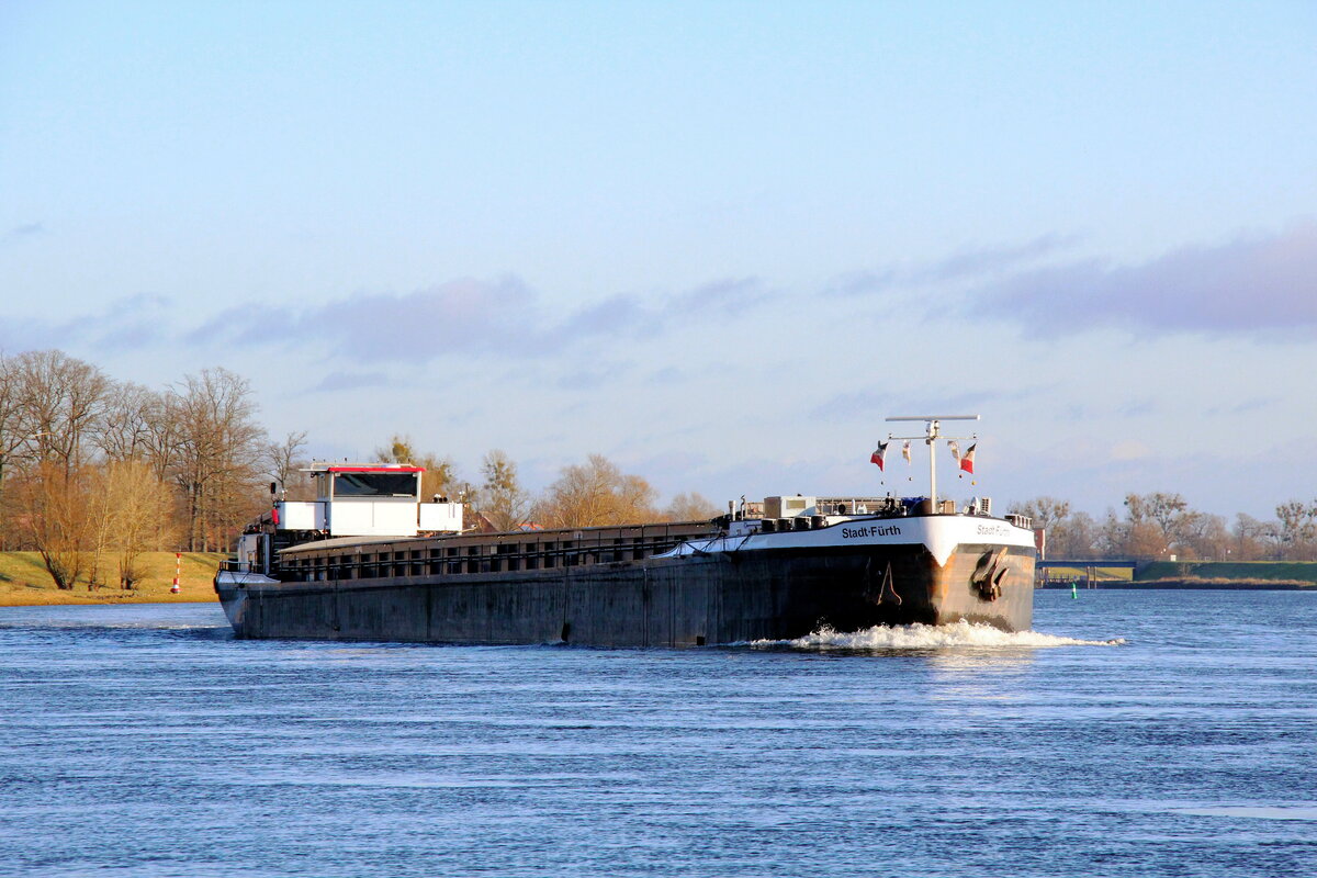 GMS  STADT-FÜRTH  (04003910 , 100 x 9m) am 20.12.2021 auf  ELBE - Talfahrt zw. den km 438...439 / Mündung Gnevsdorfer Vorfluter - Rühstädt.