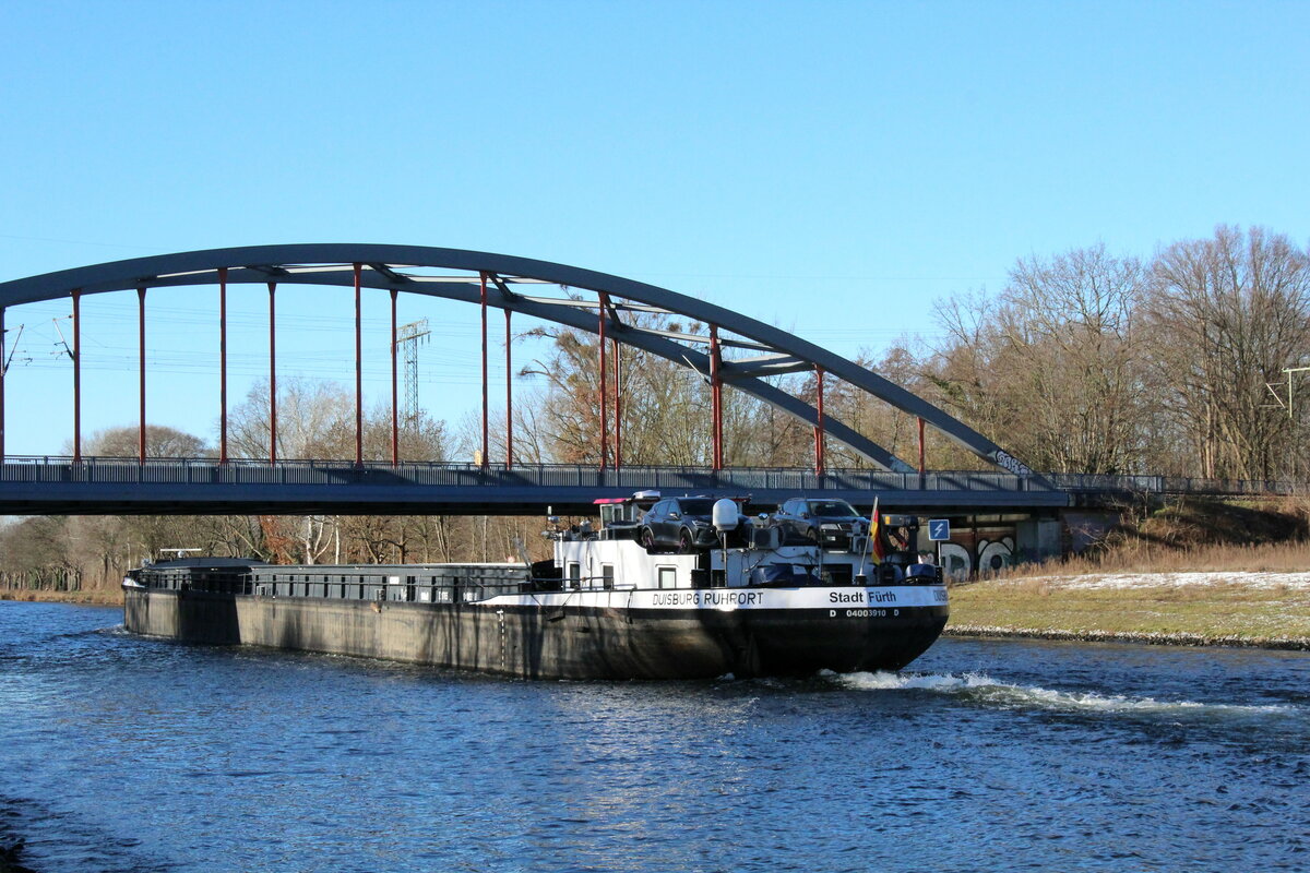 GMS  STADT-FÜRTH  (04003910 , 100 x 9m) am 21.01.2022 beim Unterqueren der Eisenbahnbrücke Marquardt im Sacrow-Paretzer-Kanal /  UNTERE HAVEL-WASSERSTRASSE  zu Tal. 