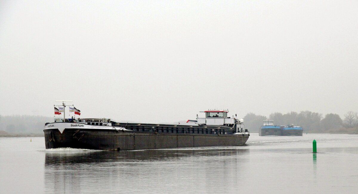 GMS STADT-FÜRTH  (04003913 , 100 x 9m) am 16.11.2021 auf  ELBE -Talfahrt vor Arneburg. Dahinter folgte der Tank-Koppelverband Tanja Deymann I/II.