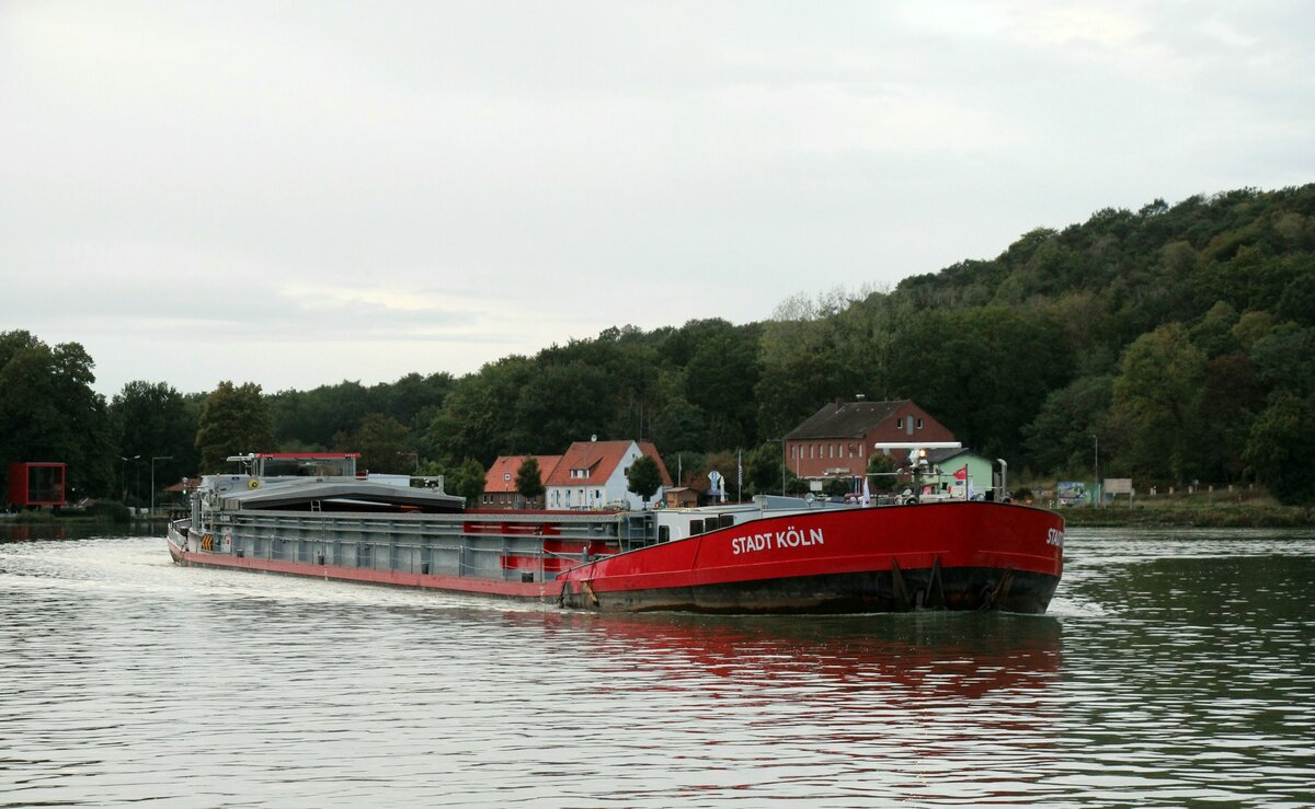 GMS  STADT KÖLN  (04012490 , 100 x 11m) am 27.09.2022 im Nassen Dreieck. Das GMS kam vom Mittellandkanal und bog nach Backbord in den  DORTMUND-EMS-KANAL  zu Berg ein.