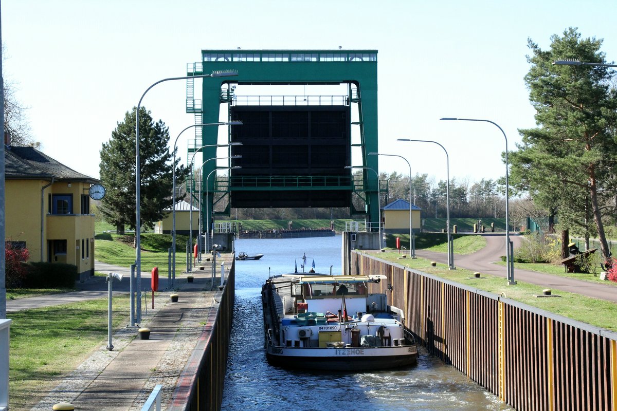 GMS Steinburg (04701090 , 85 x 8,20m) am 01.04.2019 beim Verlassen der Schleuse Niegripp zu Tal zur Elbe.