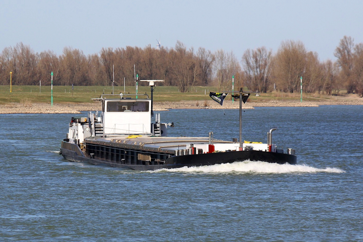 GMS STERREBOS (ENI:02205090) L.86 m B.9,50 m T.1628 TEU 81 Flagge Niederlande auf dem Rhein am 19.03.2022 zu Berg in Xanten.