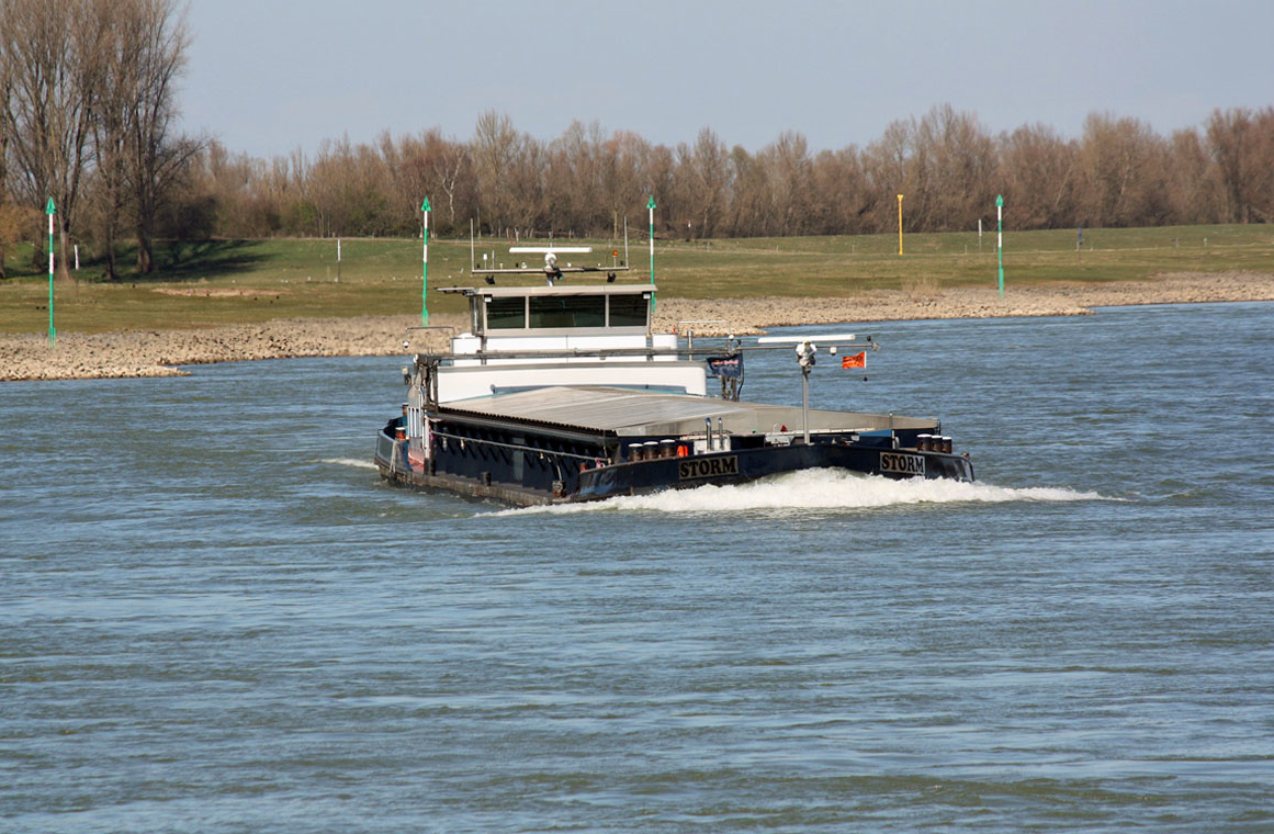 GMS STORM (ENI:02320698) L.80 m B.9,46 T 1173 Flagge Niederland auf dem Rhein am 18.03.2022 zu Berg in Xanten.