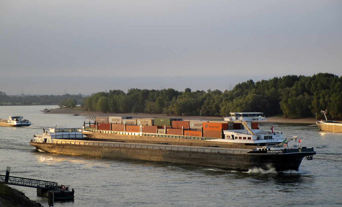 GMS Sustento (02332260 , 135 x 14,2m) am 09.07.2017 auf Rhein-Talfahrt bei Rees. Dahinter die Marajo (02325828) zu Berg.