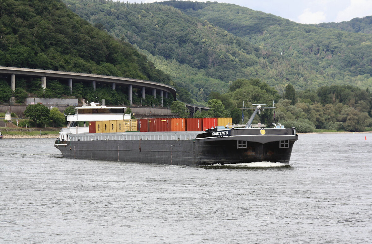 GMS SUSTENTO (ENI:02332260) L.135 m B.14,20 m T 5557 Flagge Niederlande auf dem Mittelrhein zu Berg am 06.06.2022 in Andernach.