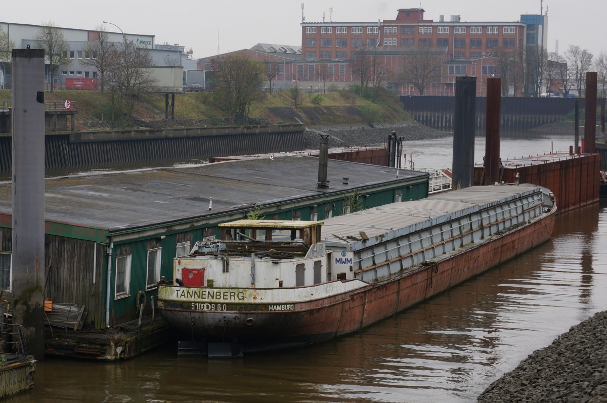 GMS TANNENBERG im Fährkanal Hamburg-Steinwerder. Unter der Nr. 5100960 kann ich keine zu diesem Schiff passenden Daten finden; 25.04.2015
