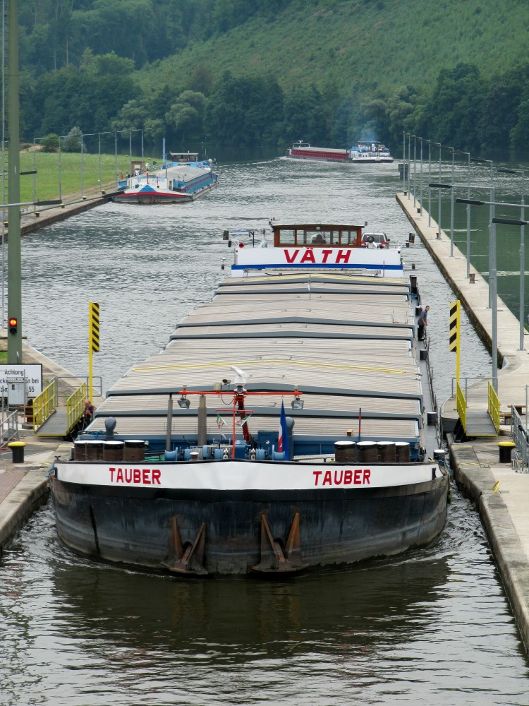 GMS Tauber , 4701430 , 105 x 11 , am 29.07.2013 auf der Main-Talfahrt in die Schleuse Faulbach einfahrend.