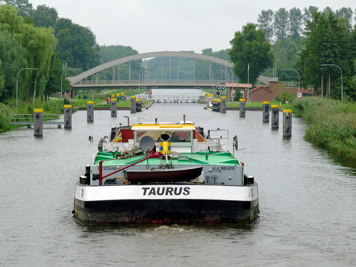 GMS  TAURUS  (02323446 , 80 x 9m) am 29.08.2021 vor der Einfahrt in die  SCHLEUSE BERKENTHIN  /  ELBE-LÜBECK-KANAL  zu Tal.
