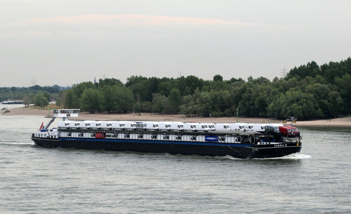 GMS Terra 2 (02334055 , 135 x 11,45m), ein Fahrzeugtransporter, am 06.07.2017 auf dem Rhein bei Rees zu Tal Richtung Niederlande. 