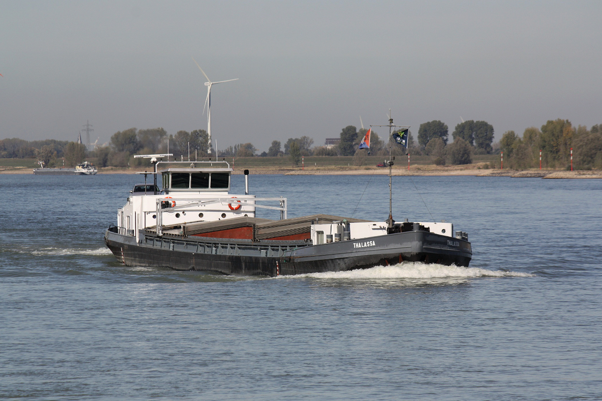 GMS Thalassa (ENI:02316808) Baujahr.1958 L.67m B.8,20m T.874 am 05.10.2018 bei Xanten zu Berg.