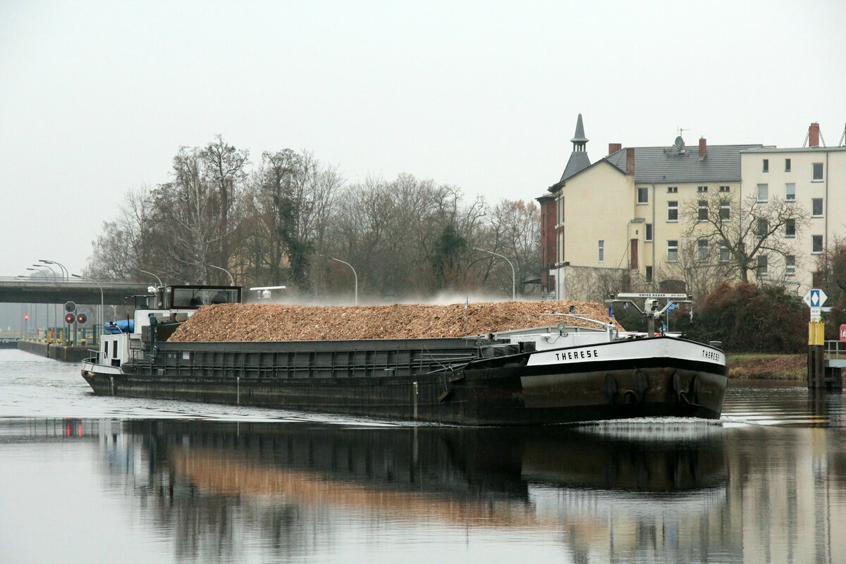 GMS  THERESE  (04601650 , 80 x 8,20m) verließ am 11.01.2022 mit dampfender Ladung die Nordkammer der Schleuse Brandenburg /  HAVEL  zu Berg nach Berlin.