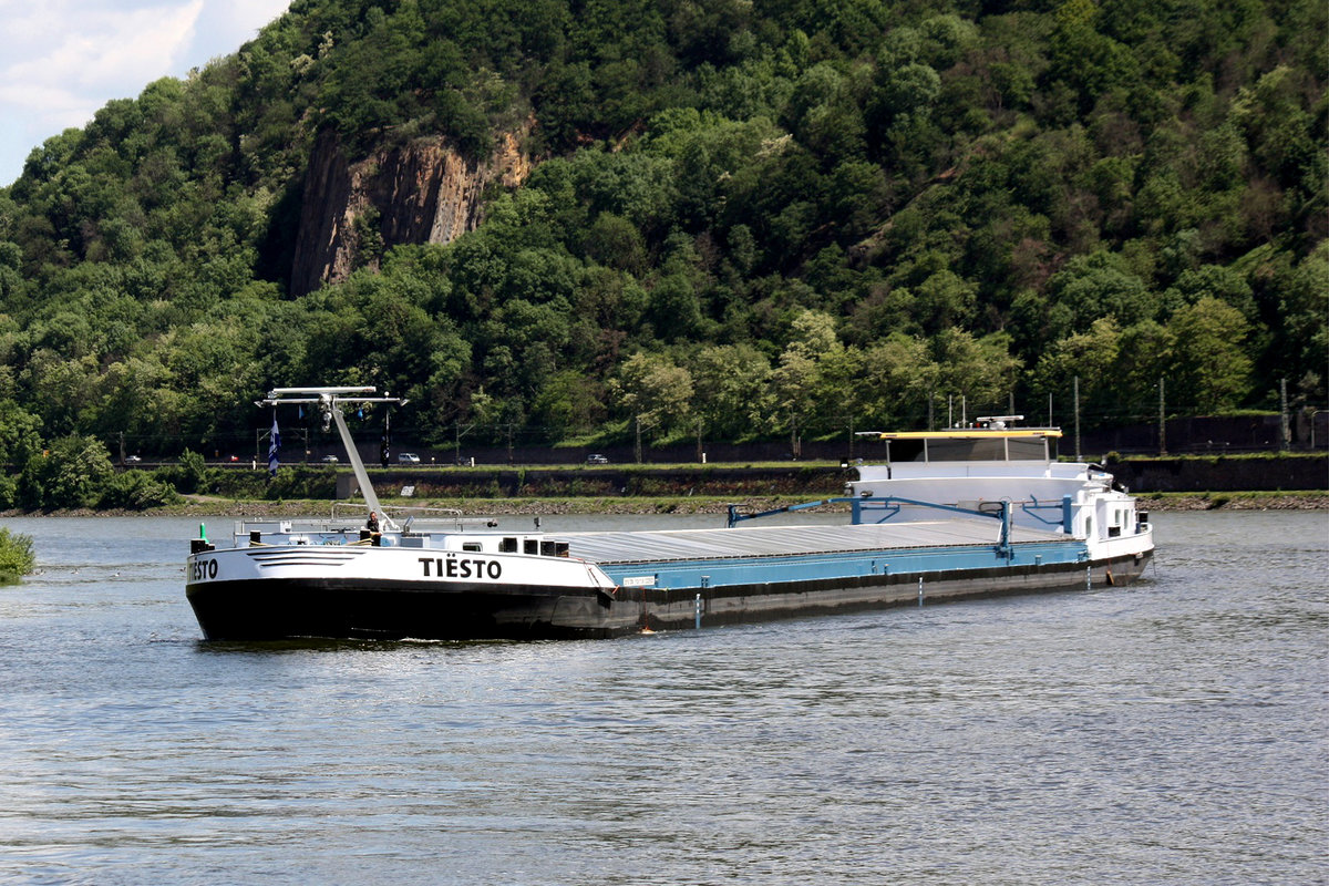 GMS Tiësto (ENI:02325505) L.110m B.11,45m T.2818 am 29.05.2019 bei der Einfahrt in die Moselmündung bei Koblenz.