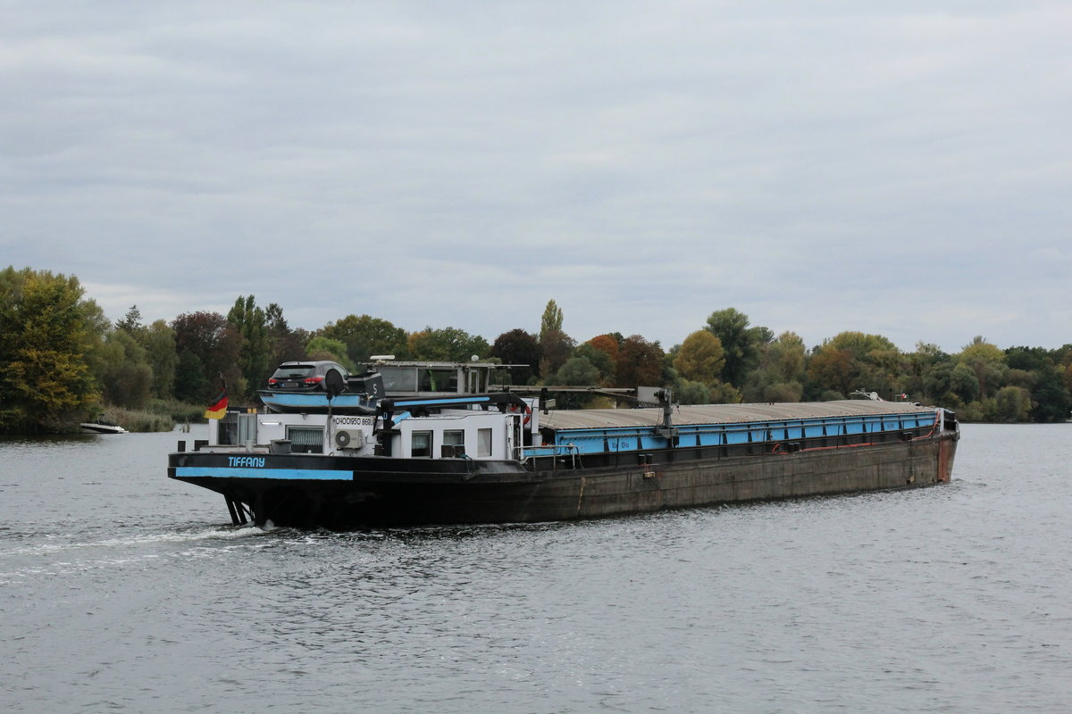 GMS TIFFANY (04001950 , 80 x 9m) am 19.10.2020 im WEIßER SEE / SACROW-PARETZER-KANAL / UHW auf Talfahrt.