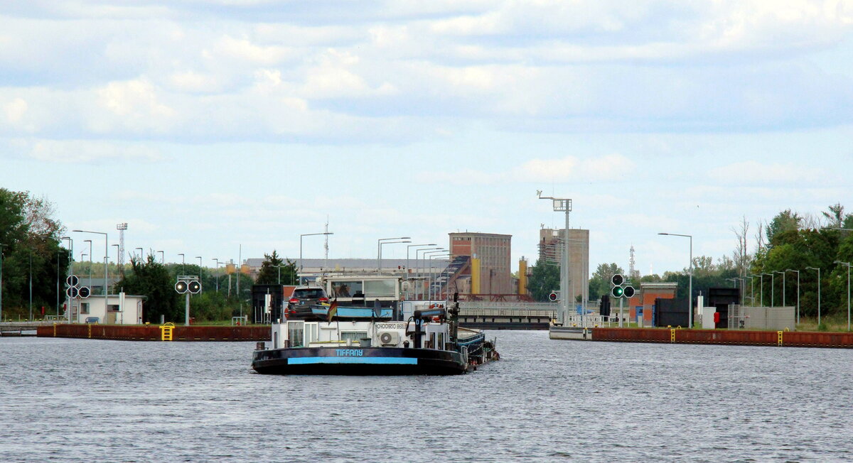 GMS  TIFFANY  (04001950 , 80 x 9m) bei der Einfahrt in die  SCHLEUSE ZERBEN  /  ELBE-HAVEL-KANAL  am 24.08.2021 zu Berg.