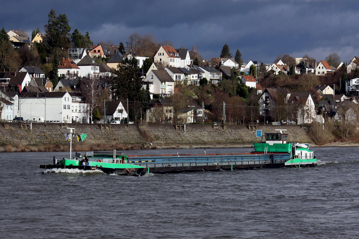 GMS TOKETI (ENI:04502110) L85 m B.9,50 m T.1889 Flagge Deutschland auf dem Rhein zu Tal am 06.01.2023 bei Andernach.