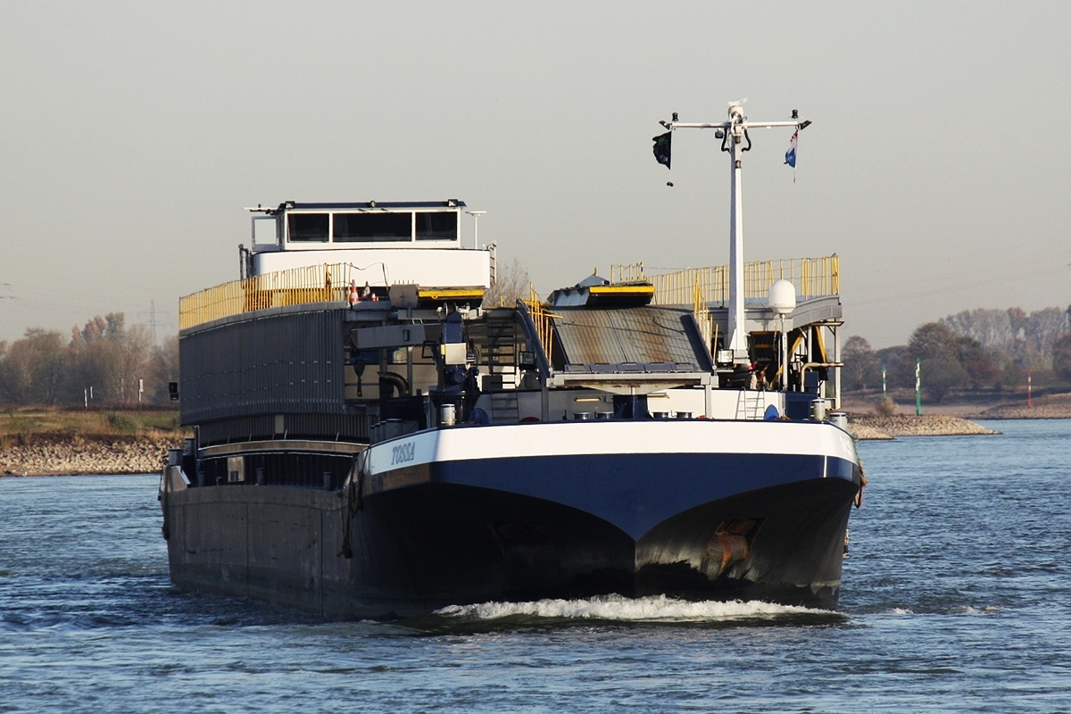 GMS Tossa - Autotransporter (RoRo)Europa Nr.:02321654 am 13.10.2018 auf dem Rhein bei Xanten.