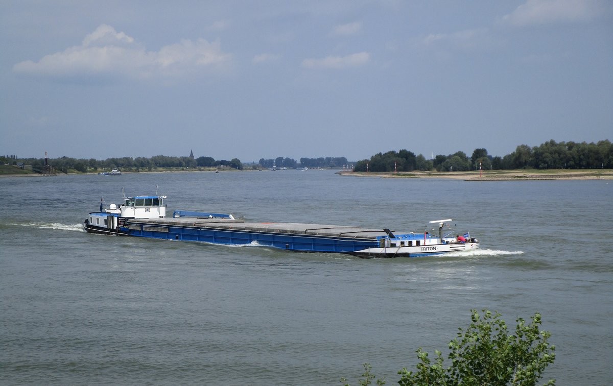 GMS Triton (02315265 , 72 x 7,60m) am 08.07.2017 auf dem Rhein zu Berg kurz hinter dem Wunderland Kalkar.