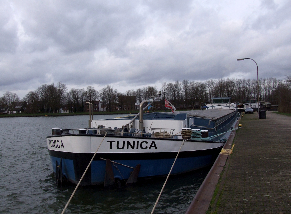 GMS TUNICA (ENI:06003806) L.80 m B.8,20 m T 1078 Flagge Belgien am 28.12.2023 im Liegehafen Datteln.