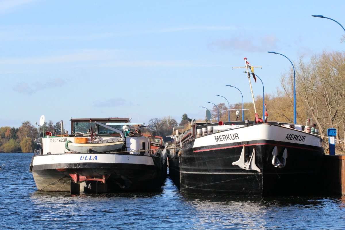 GMS Ulla (04019230 , 67 x 8,20m) und GMS Merkur (04403640 , 80 x 8,20m) lagen am 08.11.2015 an der neuen Liegestelle im Weißer See / Sacrow-Paretzer Kanal.