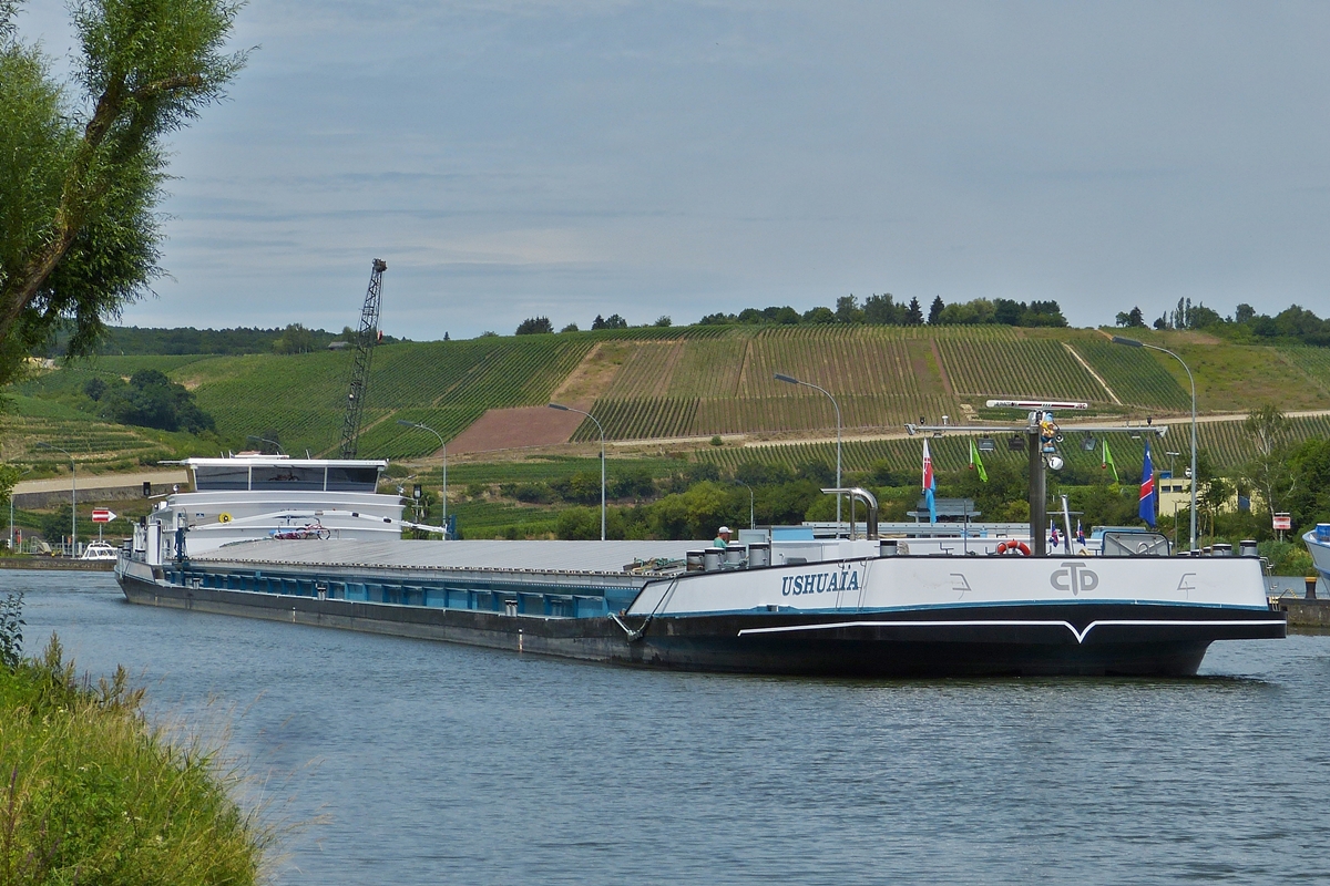 GMS  USUHAIA  L 109.90m, B 11.45m, Tonnage 2728, Euronr: 02329107, Heimat Hafen Mertert (L), aufgenommen am 12.07.2015 beim Ausfahren aus der Schleuse Stadtbredimus.